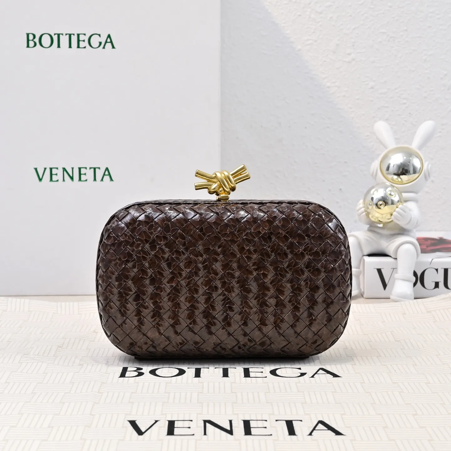 Batch 1860 #BV Knot snakeskin woven evening bag series 🐍 Fashion choice Rare snakeskin bags are full of charm 🌟Using snakeskin pattern woven with knot buckle, the unique texture makes you feel a different kind of refinement and elegance when you touch it 🎀 Its luster is low-key and luxurious, whether it is in the sun or under the light, it can reflect the charming colors 🌈 Holding it in your hand or hanging on your wrist will make you look more elegant and charming✨✨ Model: 717622 Size: 20x12x5.5